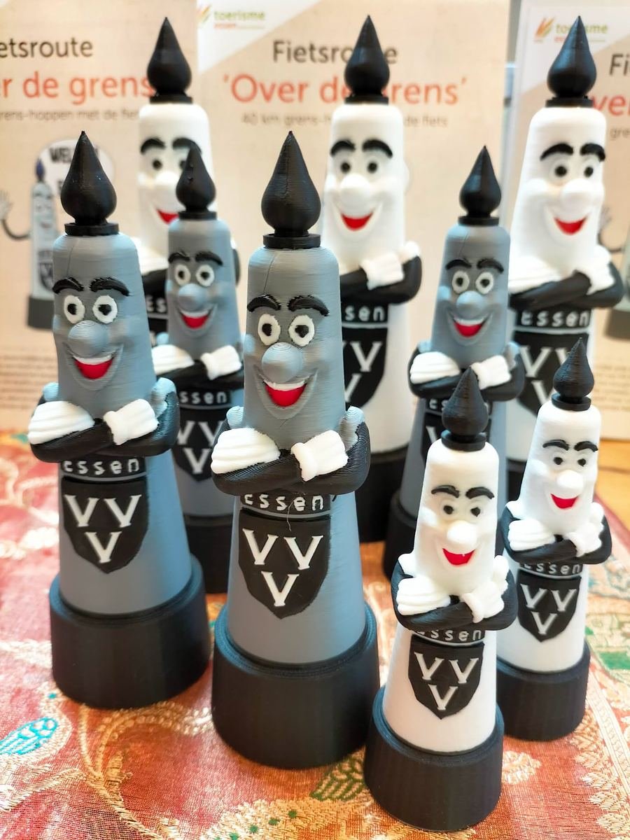 Reeks 3D-geprinte VVV-mascottes van Essen in wit en grijs